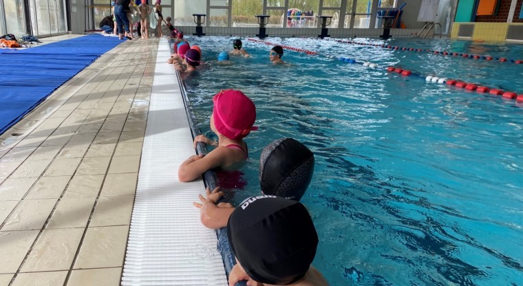 Les plus petits de grande section de maternelle parcourent 50m de natation