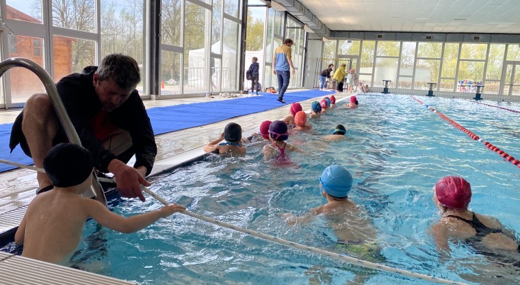 Les plus petits de grande section de maternelle parcourent 50m de natation