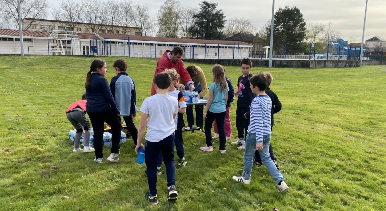 À l'arrivée, bouteille d'eau et banane sont offerts aux participants 